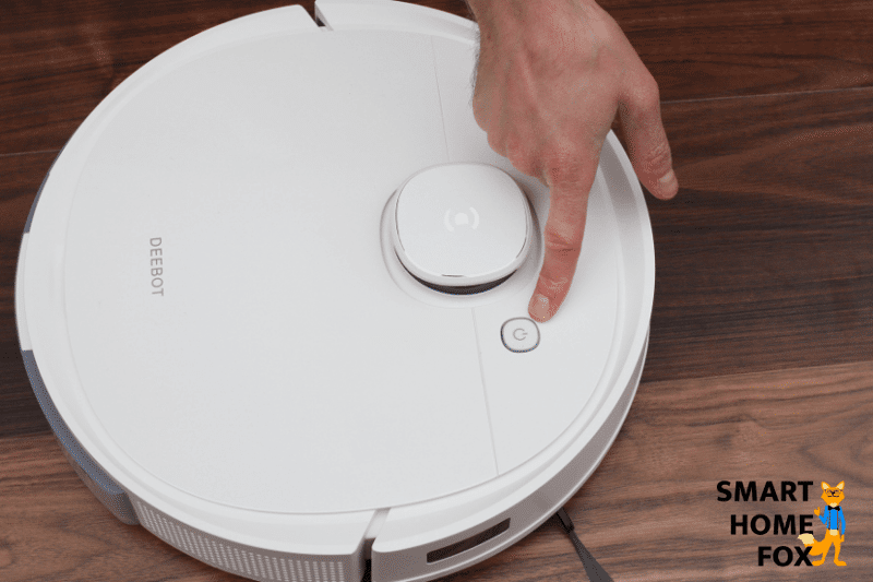 Steuerungsknopf des Ecovacs Deebot T9 auf der Oberseite des Saugroboters in der Nahaufnahme